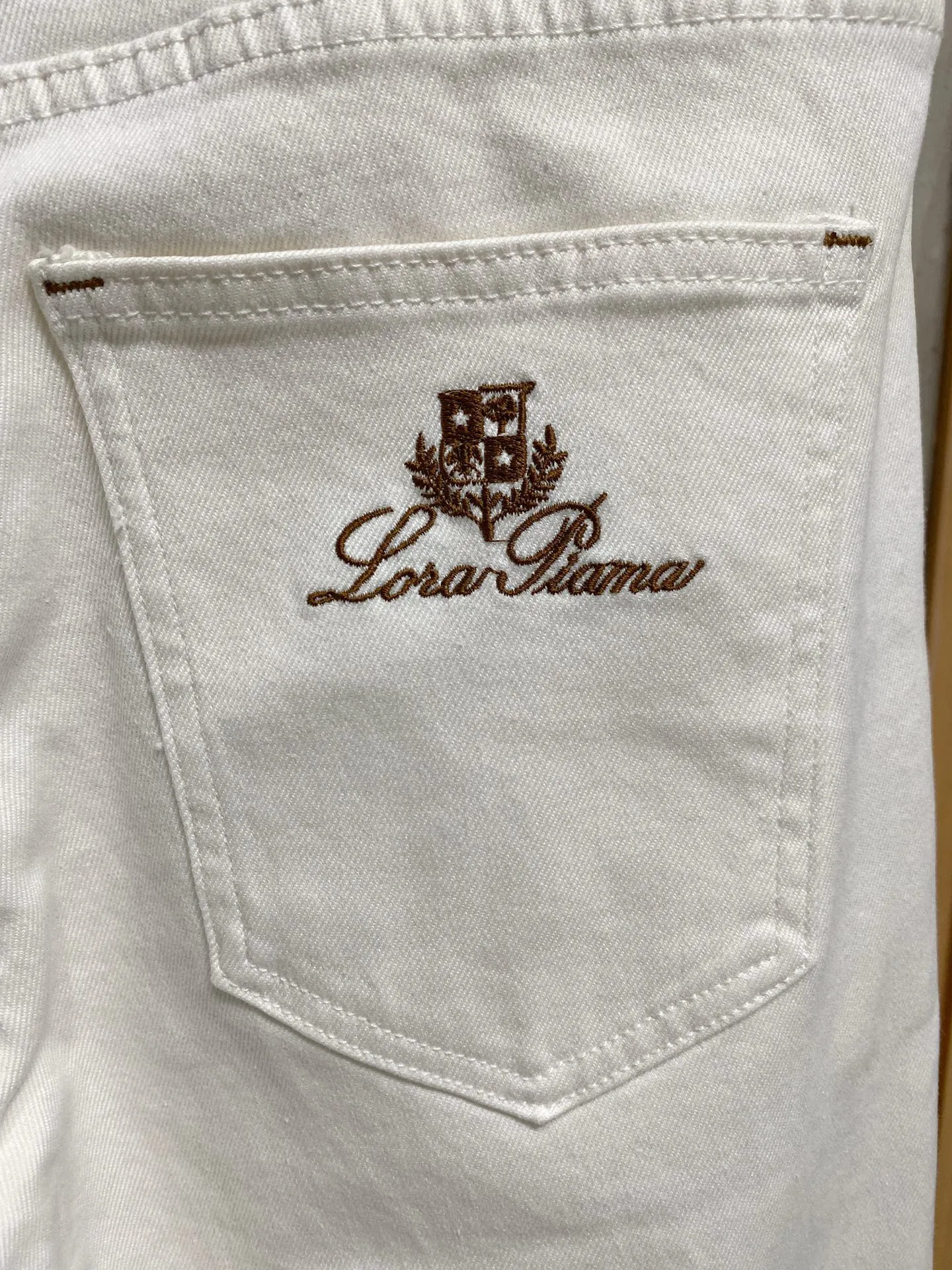 LP Nuoyoupanya launches new men’s jeans in the summer of 2026! Heavy-duty washed denim fabric, customized fabric is softer and more comfortable than ordinary denim fabric! Ultra-heavy industrial washing process and dual-process washing. The entire pair of pants has a comfortable hand feel, and the level of fineness and breathable effect are top-notch. All hardware brand logos are custom-made, and the materials are selected with the best attributes. The elasticity of the fabric is very good and the comfort is great! The low-key design style is simple and elegant. Sizes: 28-36 no 35